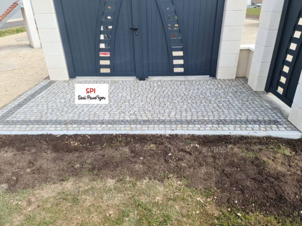 portail en aluminium et pavage extérieur